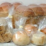 カフェむぎわらい - プレーンと黒ごまのパン・ド・ミー
      黒ごまってそんなに好きじゃないんですがこちらのパン・ド・ミーは黒ごまが合っていてとても美味しい