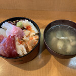 海鮮居酒屋 磯っぷ - 料理写真:海鮮丼（並）800円＋あら汁100円