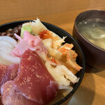 海鮮居酒屋 磯っぷ - 海鮮丼（並）800円＋あら汁100円