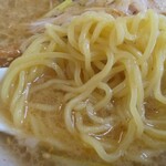 ともちゃん - 中太のスープ絡み良い縮れ麺。程よい茹で具合！