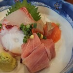呑み食い処 うおひで - 刺し身 タイ、タコ、サーモン、中トロ