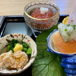 御料理 ひさまつ - 八寸  岩もずくとトマトのゼリーがけ 鯛の子とつみ菜
      　　桜鱒の手鞠寿司