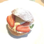 La Brianza - マリトッツォ。ブリアンツァのティラミスとふんわりブリオッシュに苺という印象、ブリアンツァのふんわりティラミスがおいしいからまさにマリトッツォは飲み物状態(笑) 秒でなくなる、何個でも食べられそう