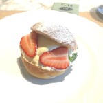 La Brianza - マリトッツォ。マリトッツォ流行っても他で食べたことなくて、こちらのこれが初。でもこれ以上おいしいマリトッツォがありそうに思えないから、今後いくら流行っても、もう他で食べなくていいな～大満足☆(^ー^)