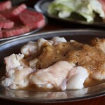 Yakiniku Higashiyama Shokudou - 自家製ダレをたっぷり絡めたモツはビールのおつまみにも人気