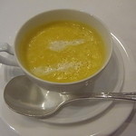 ラ・ロシェル - かぼちゃのまろやかスープを小さな器にいれてでございます