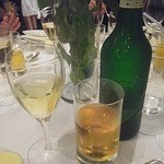 ラ・ロシェル - 白ワインとハートランドのビアーでございます