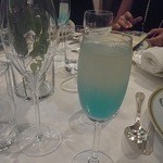 ウェルカムドリンクは9月のサファイアをイメージ