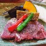 伊志佐岐 - 焼肉屋では見られない和食割烹ならでは盛り付けですね！何故か薄いさつま揚げのようなものがあります！