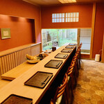 緒方 - ◎ 店内は坪庭が見えるカウンター8席と個室があり、端正な佇まい。