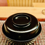 緒方 - ☆ 黒漆汁椀。緒方氏は料理の器にも相当なこだわりを持っている料理人である。