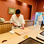 緒方 - ◎ 伝助穴子は、播磨地方で獲れる300gを超える特大の穴子。
      今夜の穴子は兵庫明石産。