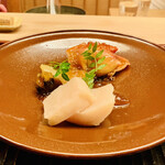 緒方 - ◎知多の平貝は油で表面だけさっと揚げている。このわたに合わせて頂くと美味い。
      ◎間人産の黒鮑は三時間かけて蒸している。食感は柔らかく格別な味わい。