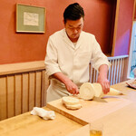 緒方 - ◎極上の朝掘りの「白子たけのこ」をカットしていく。