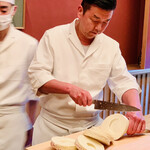 緒方 - ◎塚原産の「白子たけのこ」は粘土質が強い土を押し分けて成長するため地上に出づらく、太陽の光にも余り触れないので真っ白な筍になる。