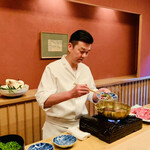 緒方 - ◎緒方さんがカウンター越しに花山椒の佐賀牛のしゃぶしゃぶを作っていく。