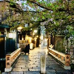 緒方 - ◎ 祇園の「巽橋」に寄り道。散りゆく桜が郷愁を誘う。