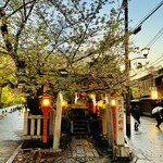 緒方 - ◎ 辰巳神社はそ、祇園の芸妓や舞妓が芸事の上達を願う神として、また商売繁盛の神として信仰されている。