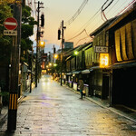 緒方 - ◎祇園の巽橋付近もコロナ禍で夜の人通りは相変わらず少ない。