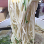 喜隆 - 博多ラーメンらしいストレートな細麺です