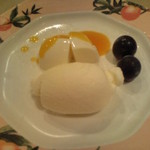 Bistro Bisque - 葡萄甘く、ミルクプリンもバニラアイスも美味です