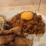 産直野菜と厳選ワインのお店 Wine Bar Hiyake - カレーはキーマカレーに卵黄が乗っています(21-04)