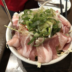 もんじゃ しなのや - 塩豚ネギの初めの姿。上から鉄板に落としていきます。