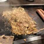 もんじゃ しなのや - もう食べごろ。小さいヘラははがしといいます。
あ、ご存知でしたね