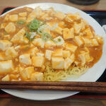 中華飯店 福源 - 焼きそばはほどよくかたく、麻婆豆腐も辛く熱いミャ。