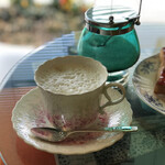 ルビアン - カフェ・オレ500円…ピカピカのシュガーポットが添えられています♪