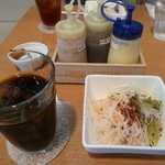 飲み物とサラダ