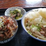 信玄 - 肉うどん、もつ丼