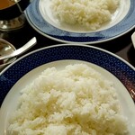 レストランチェック - 手前がライス大盛、奥が普通盛