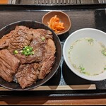 焼肉家 KAZU 神楽坂 - サガリ丼（990円）、ご飯大盛