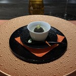 ナベノ-イズム - 両国江戸蕎麦ほそ川の蕎麦粉をソースエミュルッショネの技法で仕上げたそばがき　奥井海生堂蔵囲い2年物昆布のジュレとキャビア、ウォッカクリーム、山葵をあしらって