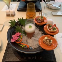 ナベノ-イズム - プロヴァンス風ガスパチョ　カフェフランセ仕立て　ペルノー酒の香るレモングラスのエキューム　近隣老舗（大心堂、種亀）とのコラボスナックと自家製テリーヌ・ド・フォワグラと杏子のピンチェス、リヨン伝統ソーセージ　ロゼットで巻いたボジョレーワインのパート・ド・フリュイ