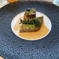 ナベノ-イズム - 新潟県産妻有ポーク、ロースを銅鍋でしっとりと焼き上げ　パセリとローズマリーの香るペルシヤードで仕上げて　南仏野菜のコンフィとモッツアレラチーズのプティグラタン添え　薫り高いジュ・ド・ポー