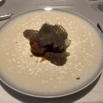 ASAHINA Gastronome - ロゼール産仔羊鞍下肉　黒オリーブのプードルと共にロティし　ほぐしたその肩肉のプレゼ、リ・ダニョーのキャラメリゼ