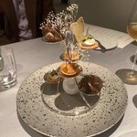 ASAHINA Gastronome - ゴーフルではさんだリエット 柿と帆立のタルトレット パルメザンチーズの塩サブレ　アンチョビのクレーム