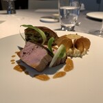 ASAHINA Gastronome - ブルターニュ産仔牛ロース　ロティし、マッシュルームのグラッサージュ　山菜のピティビエ　じゃがいものクルスティアン