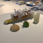 ASAHINA Gastronome - ロワール産ホワイトアスパラガス　瞬時に火を入れ、毛蟹のエフィロシェ　カリフラワーのクレームを絡めながら