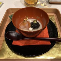 ナベノ-イズム - 両国江戸蕎麦ほそ川の蕎麦粉をソースエミュルッショネの技法で仕上げたそばがき　奥井海生堂蔵囲い2年物極上利尻昆布のジュレとのアンサンブル、アキテーヌキャビア、ボタン海老、ウォッカクリーム、おろしたて天城山葵をあしらって