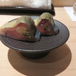 匠 進吾 - 酢〆の鯵、ガリやネギ、ゴマを挟んで