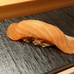 匠 進吾 - サクラマスの昆布〆は軽く燻して