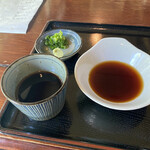 そば処 花ぐるま - 蕎麦つゆと薬味と天つゆ。