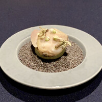 abysse - 蛤　アオサ　葉わさび
                    温かい一品目、サクサクな生地に蛤の食感がとても良く調和しています。
                    噛む程に蛤の旨味がじんわりと感じられ、その余韻が長く軽やかです♪