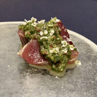 abysse - 鰹　行者にんにく　のびる
                    モチモチした食感が素晴らしい。
                    ソースは行者にんにくにのびるを刻み、レモンとピンクペッパーを合わせたもの、香りの強いソースにも初鰹がさっぱりとしながらも負けていません！