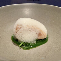 abysse - 桜鱒　藁　クレソン
                    北海道の板マスを使われています。
                    桜鱒が脂がありますが、さっぱりとして上品そのもの、藁の香りが軽やかにクレソンの爽やかさが柔らかく桜鱒を包み込んでいます♪
                    素晴らしいです！！