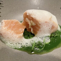 abysse - 桜鱒　藁　クレソン
                      北海道の板マスを使われています。
                      下にはクレソンのピュレに芹のソテー、白い泡は藁の香りをつけたバターのソース、食べた瞬間に拡がる幸福感、素晴らしい逸品です。
                      火入れが見事です！