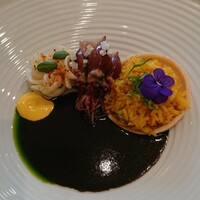 ナベノ-イズム - 真っ黒なイカ墨ソースにはトマトが効いています